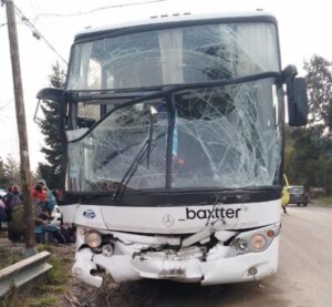 choque-micros-bariloche-e1661211471241-696x642