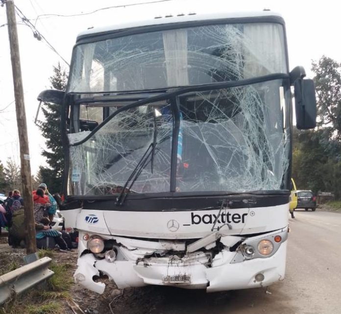 choque-micros-bariloche-e1661211471241-696x642