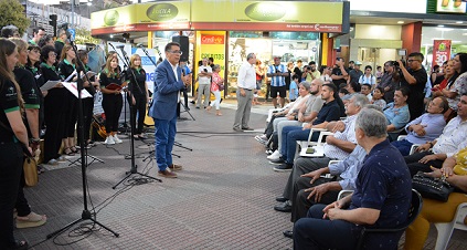 Gustavo apoyo a comerciantes (1)