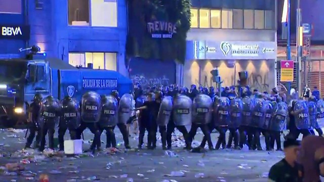 policia-incidentes-obelisco-llegada-argentina-campeon-qatar-2022-flashchat-mitelefe