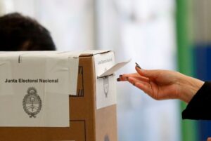 Foto de archivo: una mujer vota en las elecciones primarias en Buenos Aires