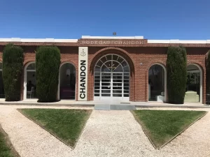 los-consumidores-pueden-conocer-parte-del-proceso-elaboracion-y-la-historia-la-compania-visitando-la-bodega