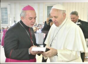 M-Dus-entrega-el-libro-al-Papa2-FM