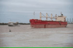 la-navegacion-del-rio-parana-en-pleno-ZIY4F5PZA5A5NCCHUMCW23AKIU