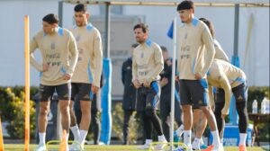 la-seleccion-argentina-tuvo-su-ultimo-entrenamiento-antes-de-viajar-a-chile-foto-efe-Z27ZOTQ2J5HQ3JJ7BN2RO3XHE4