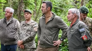 militares-protegen-las-zonas-fronterizas-del-pais-la-foto-el-ministro-defensa-luis-petri