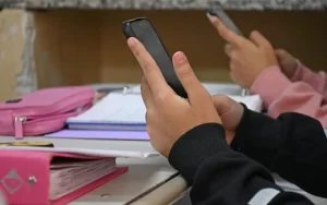 Cipolletti-Uso-de-celulares-en-las-aulas-colegio-estudiantes-salto-2-e1728752625705