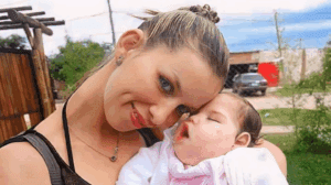 analia-boutet-con-su-hija-luz-milagros-en-brazos-foto-facebook-analia-boutet-4U4JLDI62VCU7OFOA246IJ6REU