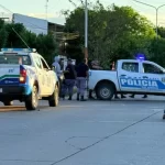 Para liberar delincuentes, un grupo de hombres atacó a oficiales de policía