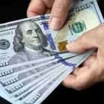 El dólar oficial volvió a caer y se mantiene por debajo de los $1360