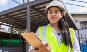 mujer-ingeniera-en-una-construccion-828x548-1