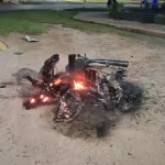 Pelea en Corzuela; apuñalaron a un adolescente y le prendieron fuego su motocicleta