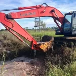 Tras las lluvias, intensifican la limpieza de canales en el Parque Industrial de Sáenz Peña