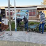 La Escondida avanza con la instalación de un nuevo mástil escolar