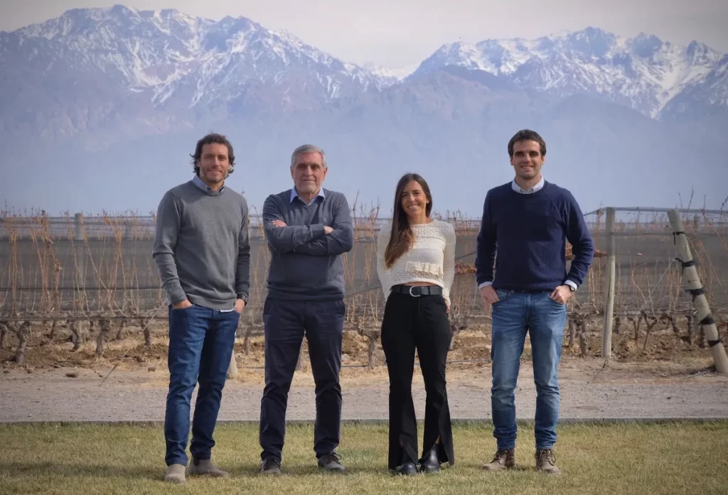 la-familia-zuccardi-la-bodega-sebastian-julia-y-miguel-junto-su-papa-jose-pepe-zuccardi