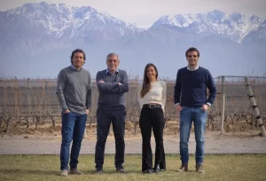 la-familia-zuccardi-la-bodega-sebastian-julia-y-miguel-junto-su-papa-jose-pepe-zuccardi