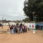 Estudiantes de Artes Visuales realizan un mural en la nueva plaza de El Sauzalito