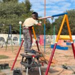 Viajeros solidarios repararon juegos infantiles en una plaza de El Sauzalito
