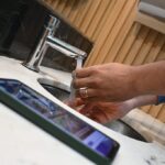 Una iniciativa estudiantil con apoyo de la UNNE evidencia la contaminación bacteriana en celulares