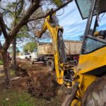 Fontana realizó tareas de zanjeo para mejorar el drenaje en el barrio Balastro 2