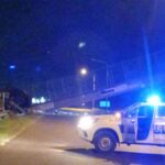 Murió un camionero al chocar contra un puente peatonal y derribar la estructura
