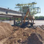 Por la bajante del Bermejo, se realizan tareas de dragado y canalización