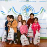 Laguna Blanca entregó zapatillas y mochilas para acompañar a las familias
