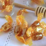 Caramelos de algarroba y miel, un dulce criollo con sabor a monte