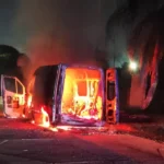 Una ambulancia se prendió fuego en plena calle y quedó destruida