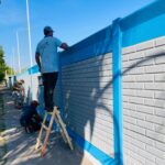 General Vedia renueva la pintura del muro perimetral del Polideportivo Municipal