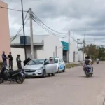 Un hombre con un brote psicótico se encerró en un auto y amenazaba con autolesionarse