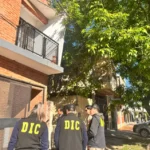 Denunció a su pareja por forzarla a cierta práctica sexual, lo detuvieron y allanaron una vivienda