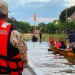 CORRIENTES Con caminos anegados por la crecida, Prefectura facilita el traslado de alumnos a sus escuelas