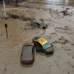 Un alud de agua y barro arrastró autos e inundó calles de la capital chilena