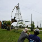 Laguna Blanca comenzó a instalar su árbol navideño en el acceso a la localidad