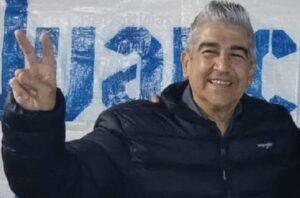 Juan-Carlos-Ayala-dedos-en-V-1-696x460