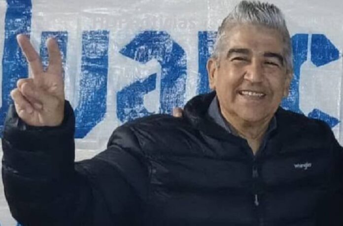 Juan-Carlos-Ayala-dedos-en-V-1-696x460